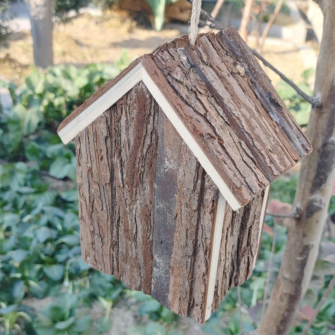 Rustikales Vogelhaus aus Holz – Ein Gemütliches Zuhause für Gartenvögel