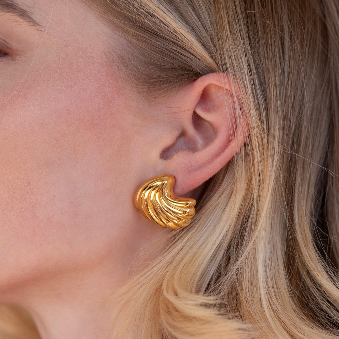 Elegant gold earrings with shell design