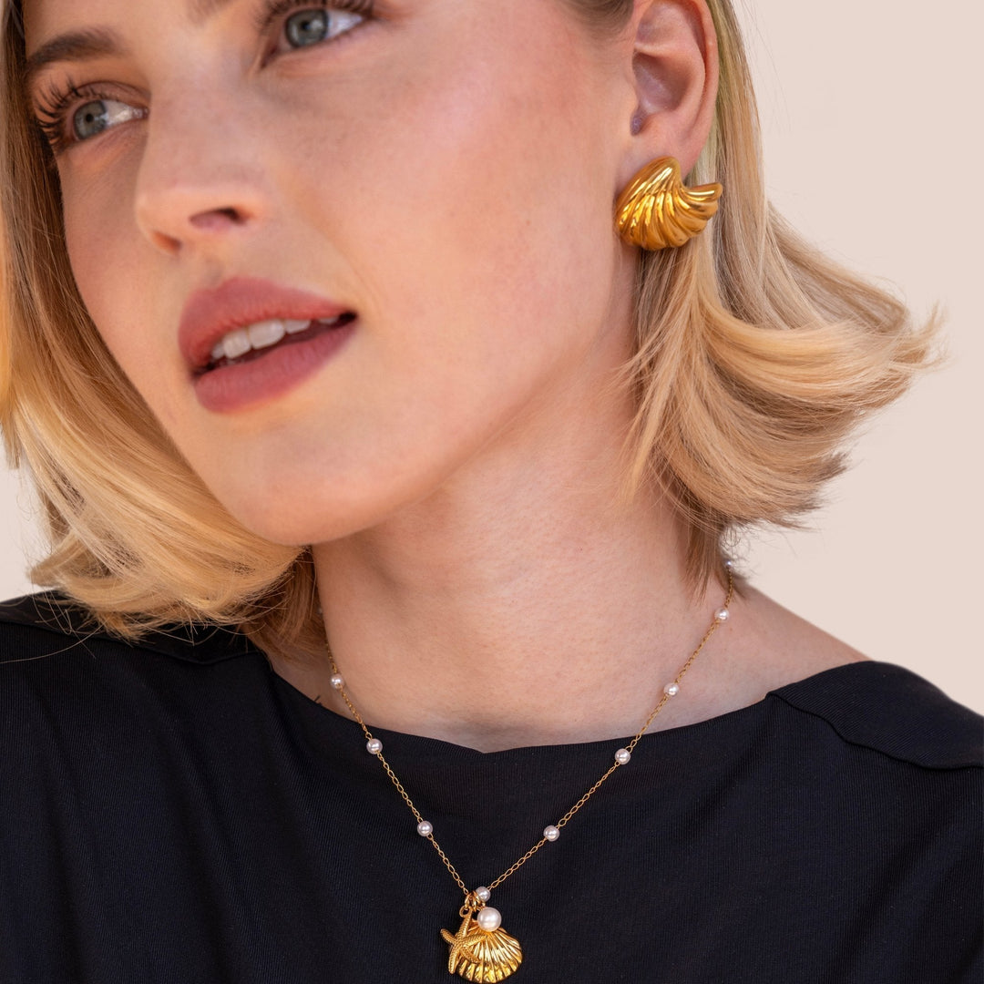 Elegant gold earrings with shell design