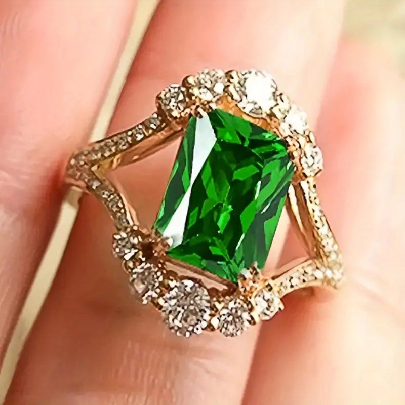 Elegant Gold Ring with Refined Details