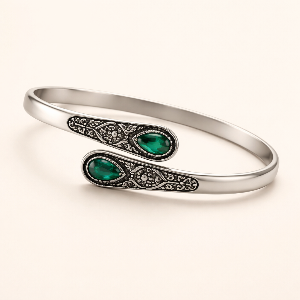 Soft Glow white gold bracelet with delicate details