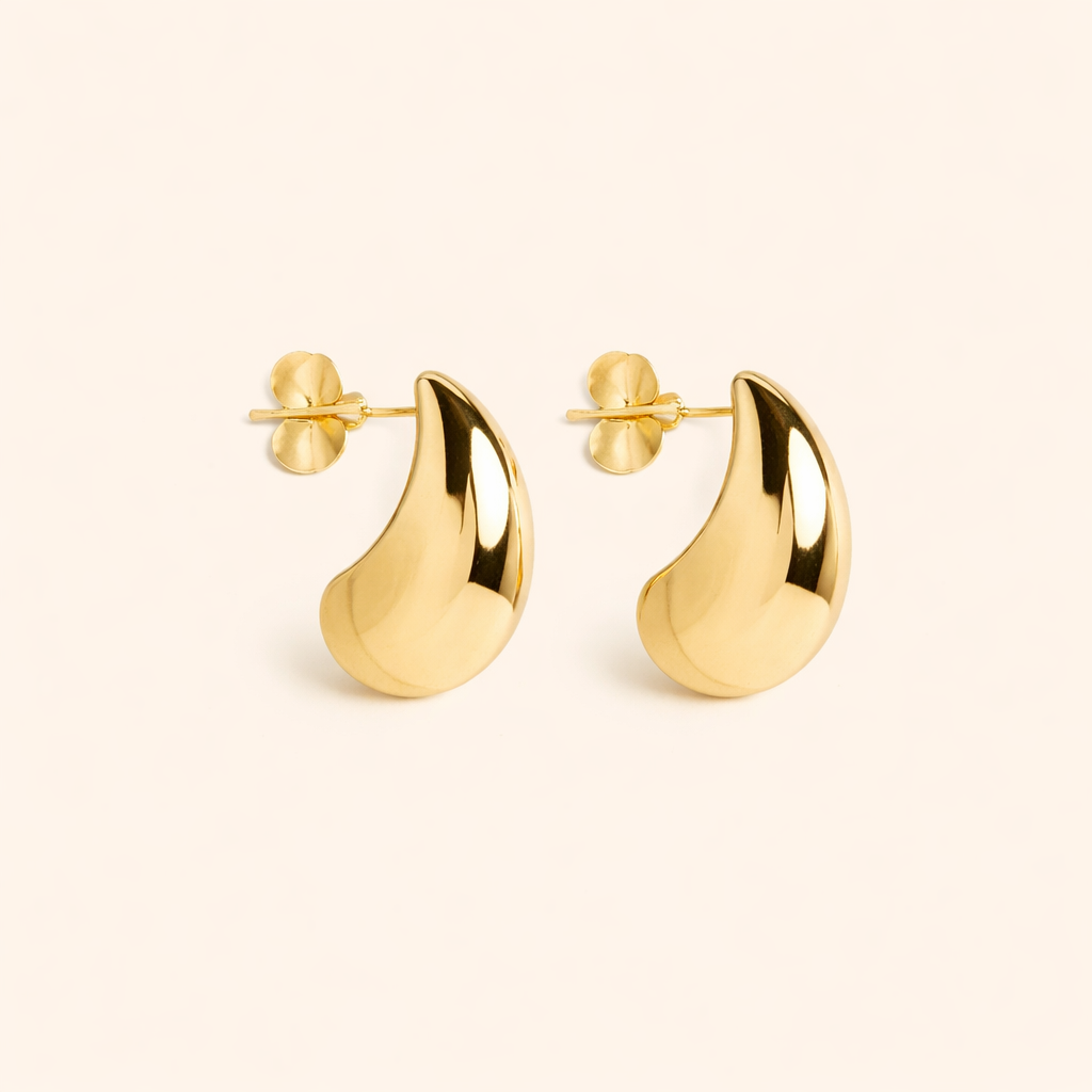 Refined Gold Earrings with Elegant Dangling Details