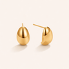Elegant gold earrings with a refined curve