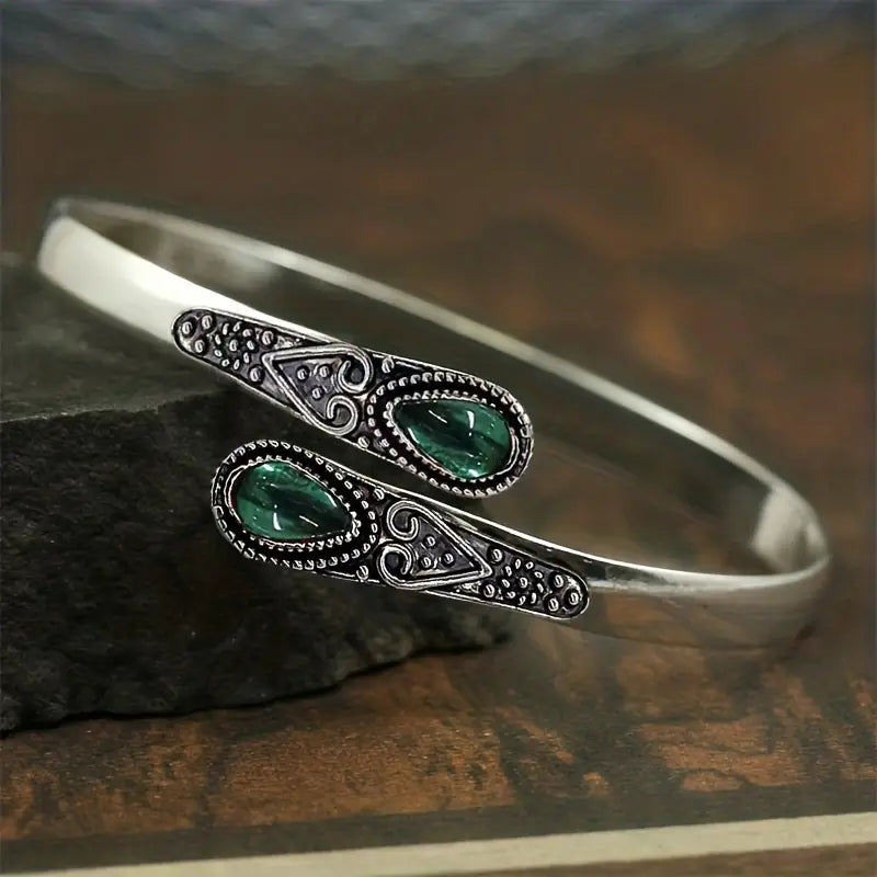 Soft Glow white gold bracelet with delicate details