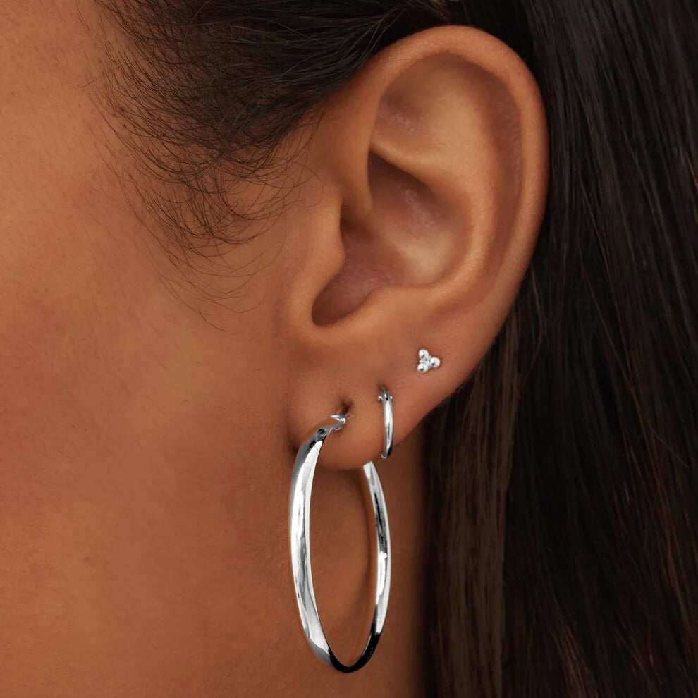Elegant White Gold Earrings with Refined Details