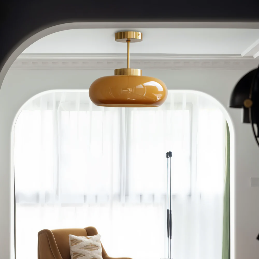 Deckenlampe aus Glas mit rundem Lampenschirm und Metallstiel