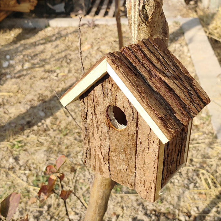 Rustikales Vogelhaus aus Holz – Ein Gemütliches Zuhause für Gartenvögel