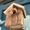 Rustikales Vogelhaus aus Holz – Ein Gemütliches Zuhause für Gartenvögel