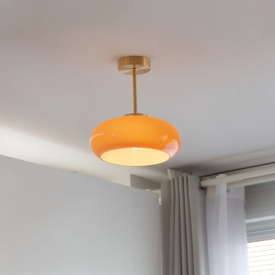 Deckenlampe aus Glas mit rundem Lampenschirm und Metallstiel