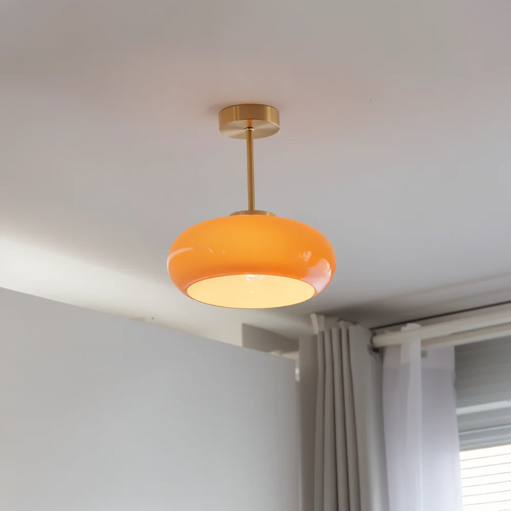 Deckenlampe aus Glas mit rundem Lampenschirm und Metallstiel