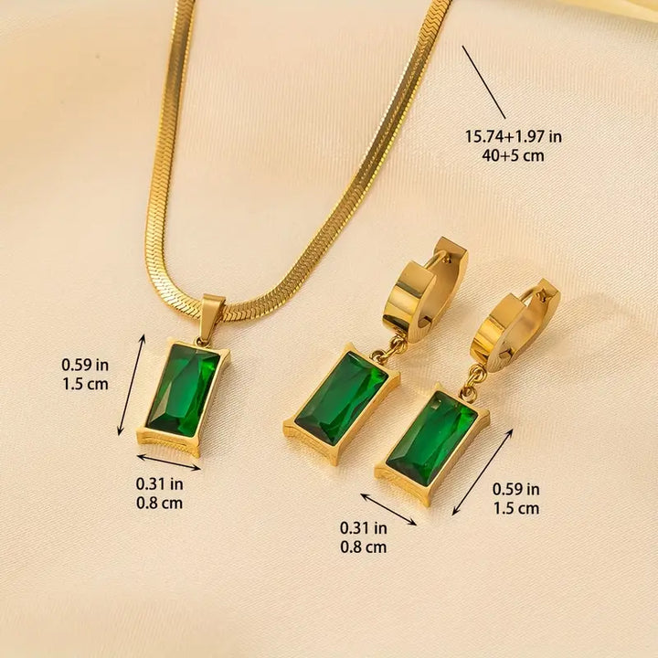 Elegant gold necklace with refined little pendant