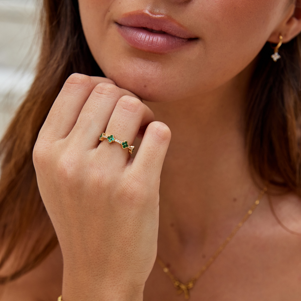 Four-leaf clover ring in silver with sparkling crystals