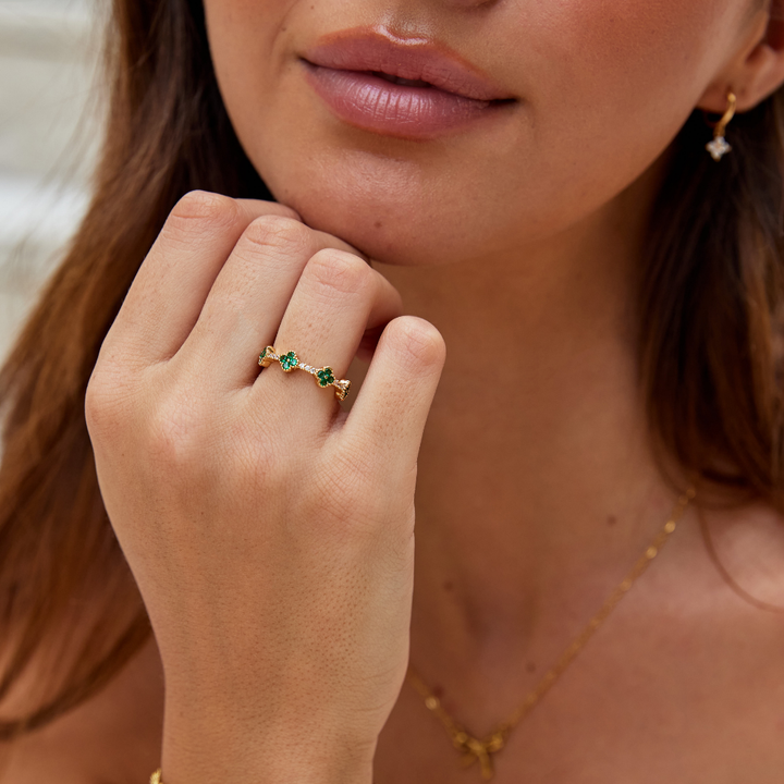 Refined crystal four-leaf clover ring in silver