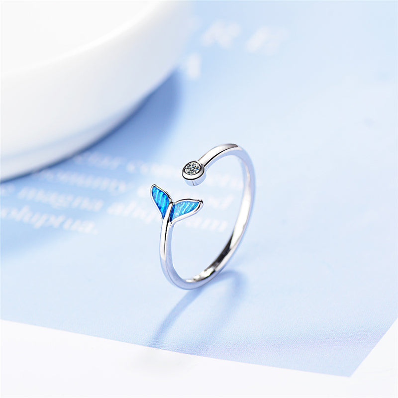 Silver ring with cubic zirconia and elegant wave shape