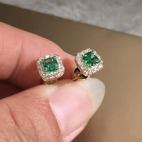 Elegant gold earrings with a refined design