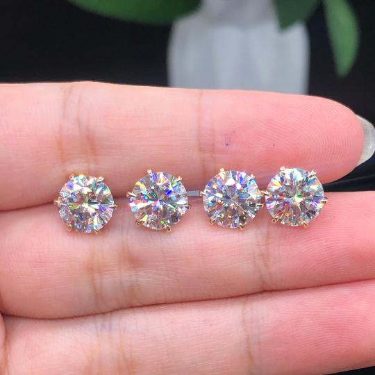Elegant White Gold Earrings with Subtle Shine
