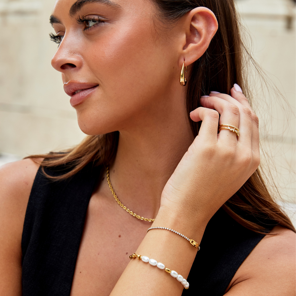 Elegant gold bracelet with sparkling crystals