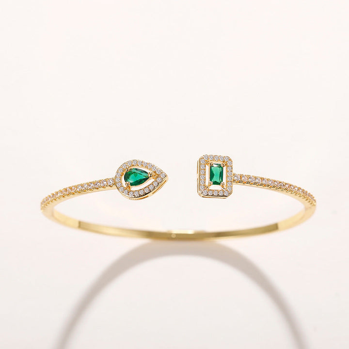 Elegant Gold Bracelet with Refined Details