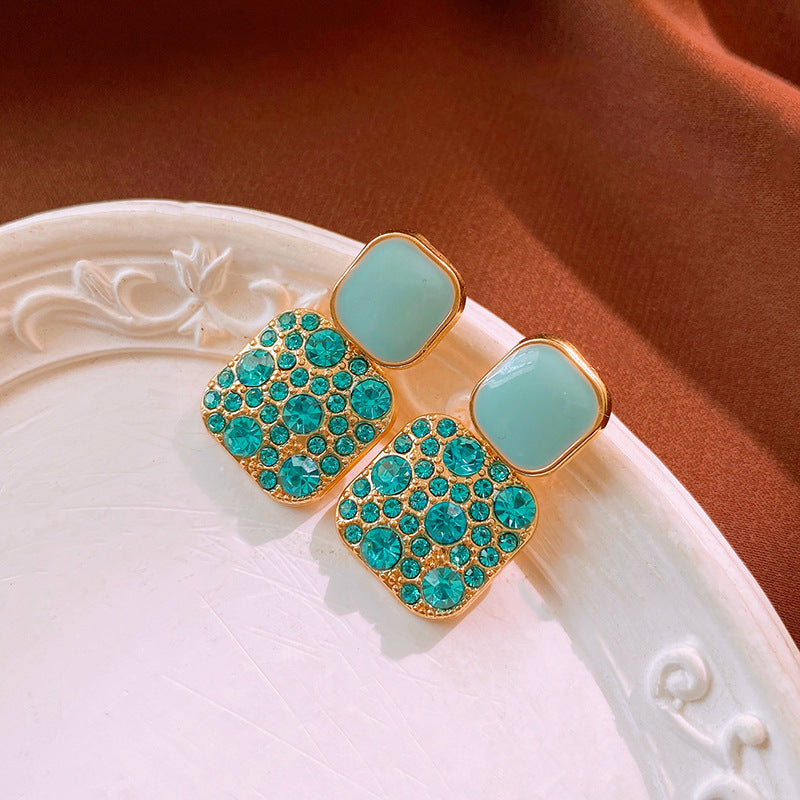 Elegant Gold Earrings with Refined Details