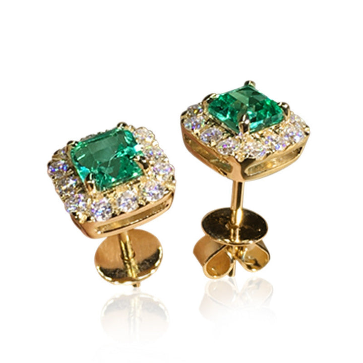 Elegant gold earrings with a refined design