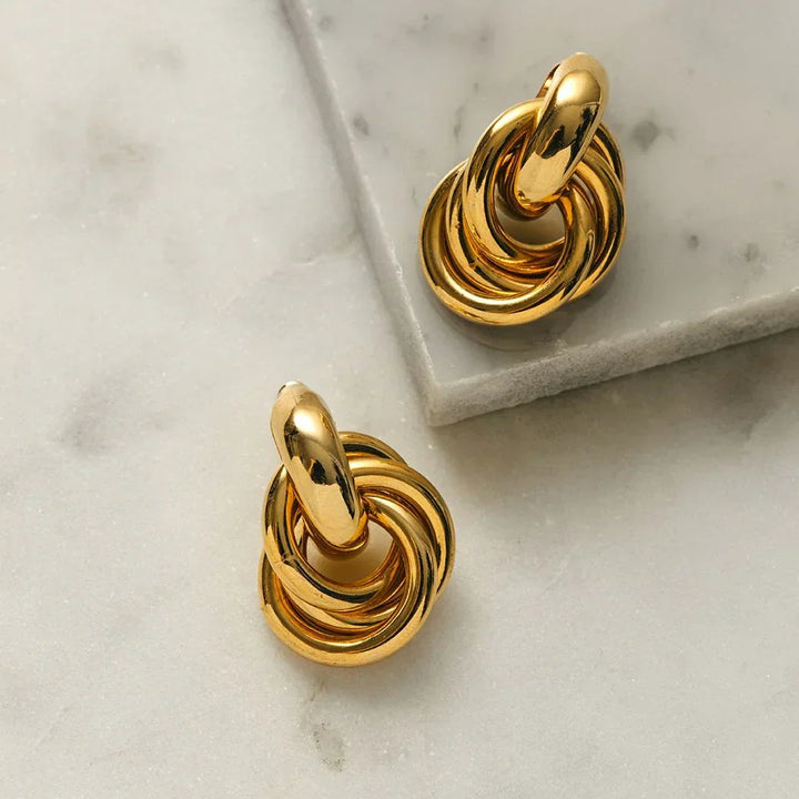 Elegant white gold earrings with refined links