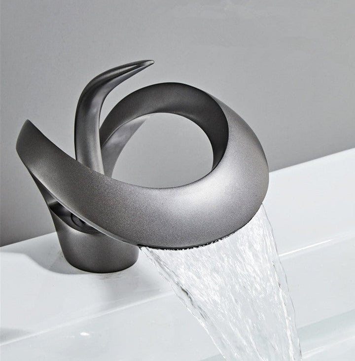 FlowArc – Moderne Badarmatur mit Wasserfallauslauf und minimalistischer Bedienung