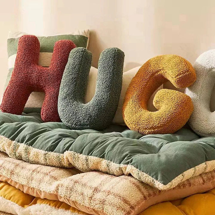 Deko-Kissen mit Alphabet-Motiv – LetterLounge