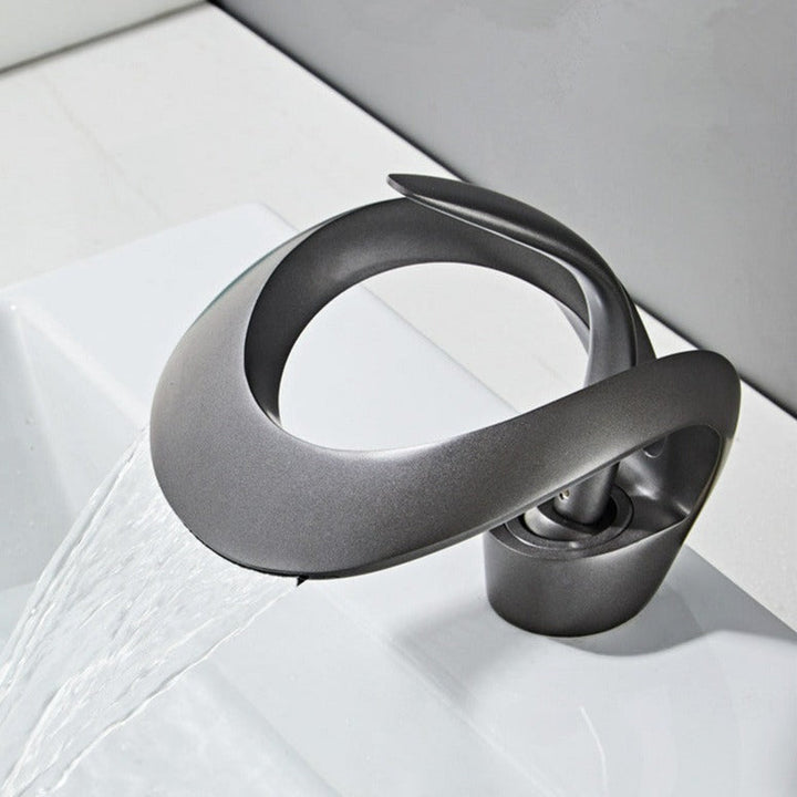 FlowArc – Moderne Badarmatur mit Wasserfallauslauf und minimalistischer Bedienung