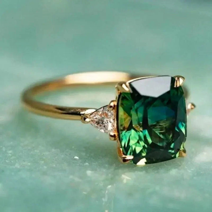 Refined emerald green ring