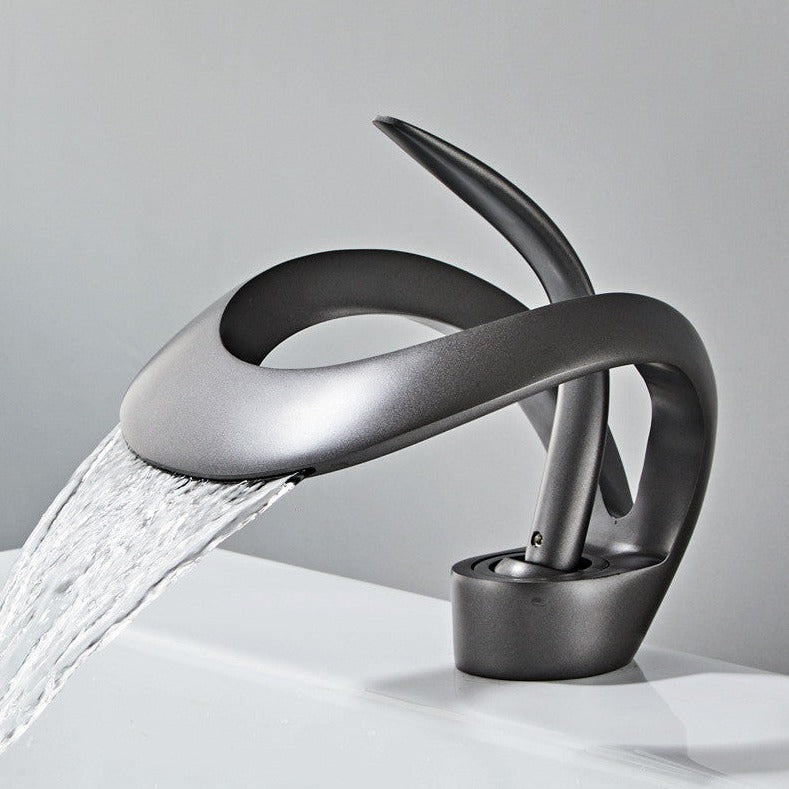 FlowArc – Moderne Badarmatur mit Wasserfallauslauf und minimalistischer Bedienung