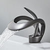 FlowArc – Moderne Badarmatur mit Wasserfallauslauf und minimalistischer Bedienung