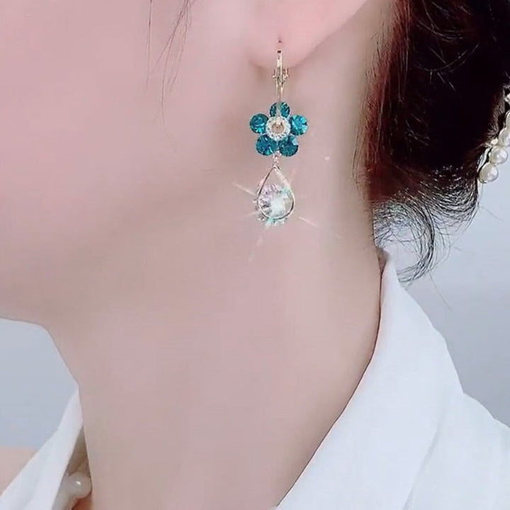 Luxurious Floral Motif Earrings – LunaBloom