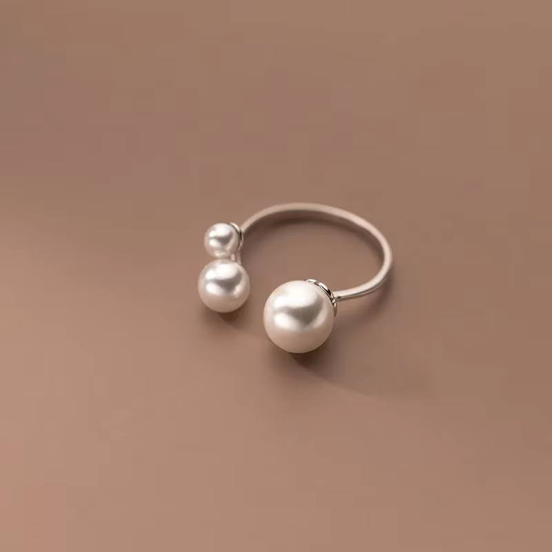 Elegant Freshwater Pearl Ring with Refined Triangular Shape