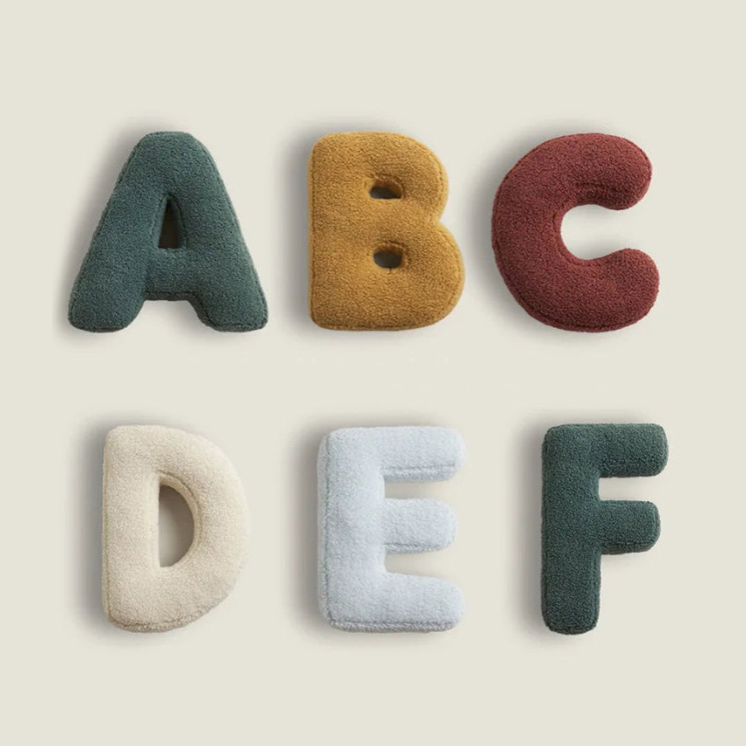 Deko-Kissen mit Alphabet-Motiv – LetterLounge