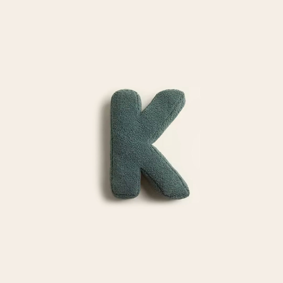 Deko-Kissen mit Alphabet-Motiv – LetterLounge