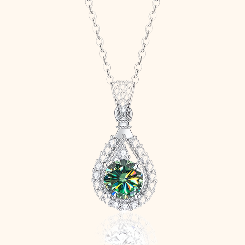 Elegant white gold necklace with refined hanging link