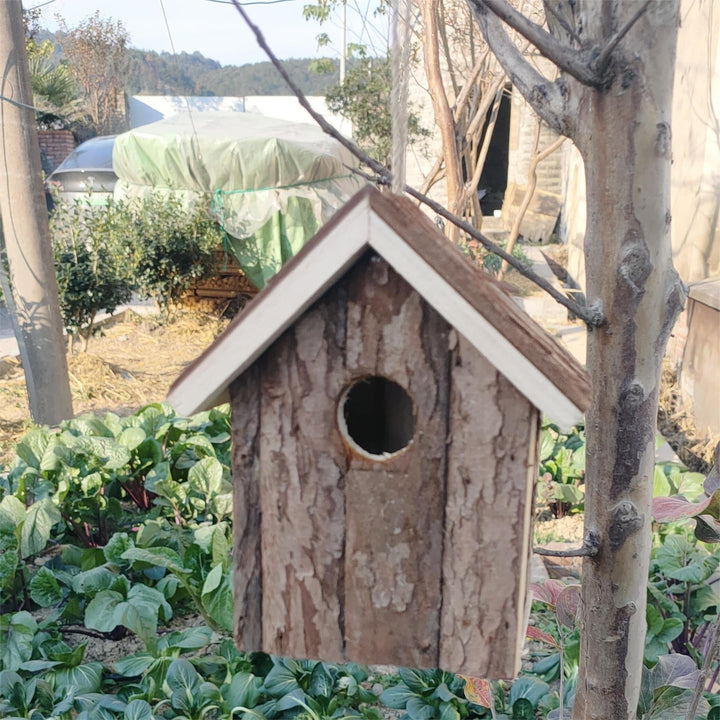 Rustikales Vogelhaus aus Holz – Ein Gemütliches Zuhause für Gartenvögel