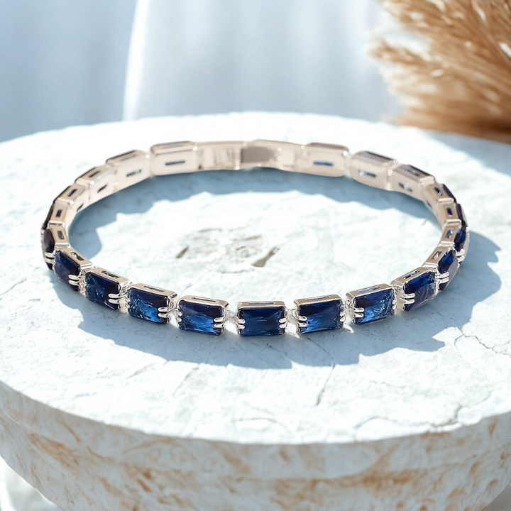 Elegant White Gold Bracelet with Refined Details