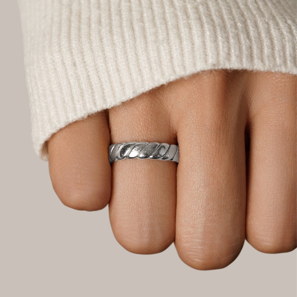 Refined silver ring with a twisted infinity