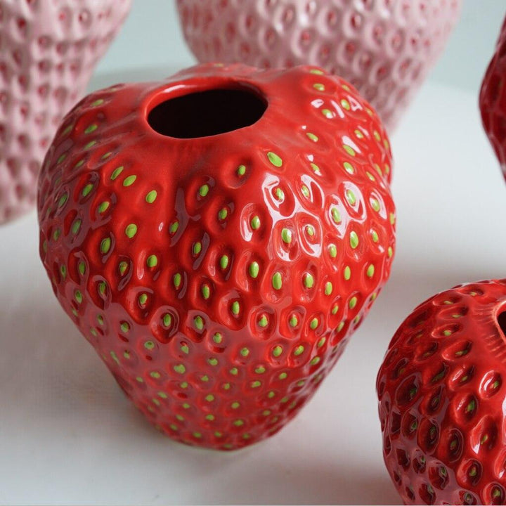 Dekorative Keramikvase in Erdbeerform für Blumen und Tischdekoration