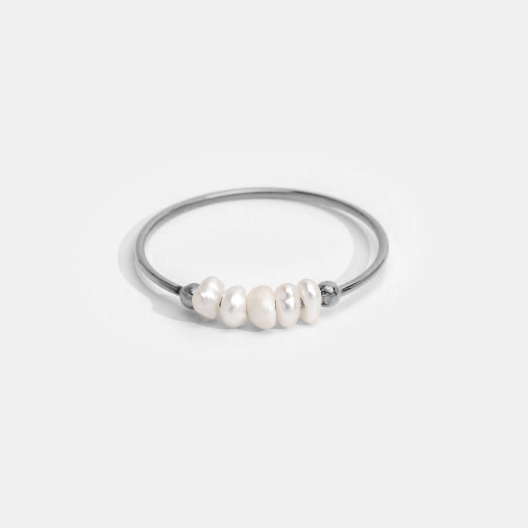 Elegant silver ring with classic freshwater pearl