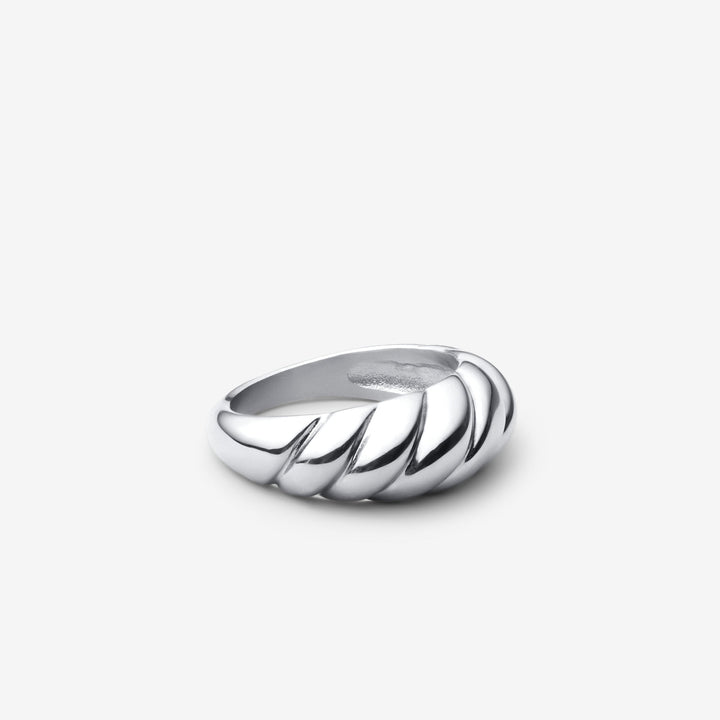 Elegant white gold ring with refined waves