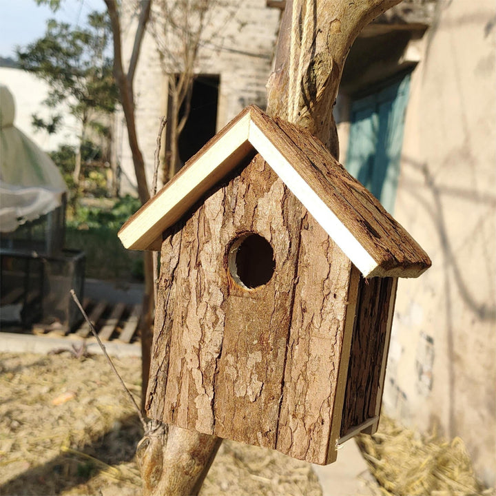 Rustikales Vogelhaus aus Holz – Ein Gemütliches Zuhause für Gartenvögel