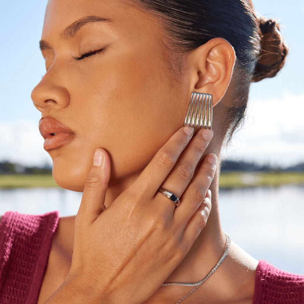 Refined silver ring with emerald detail
