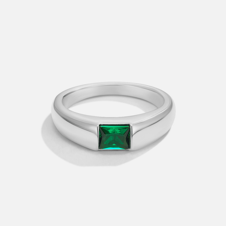 Soft silver ring with emerald detail