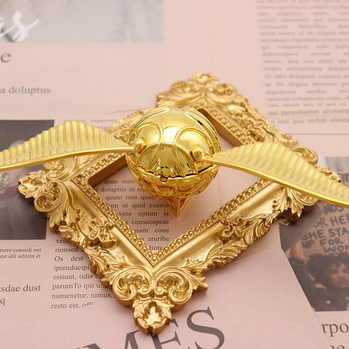 Ring Box with Golden Wings – Luxurious Portable Jewellery Case