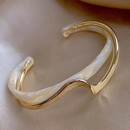 Soft gold bracelet with opal shine