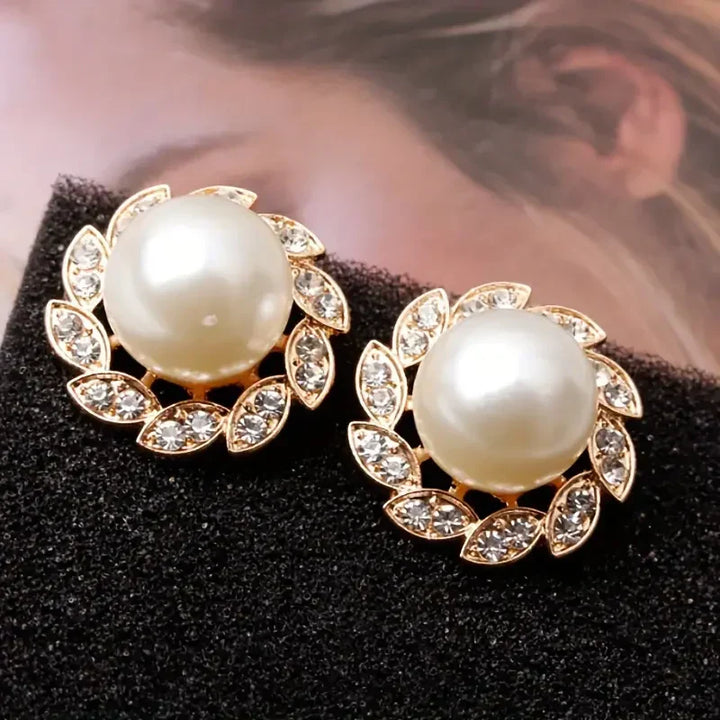 Elegant gold earrings with pearl and shiny leaves
