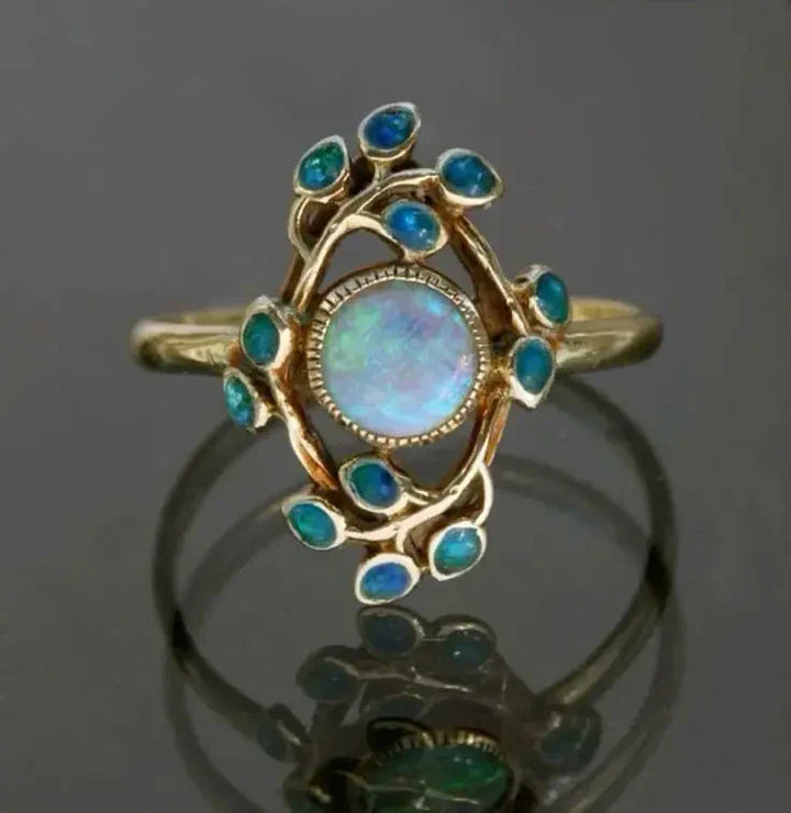 Elegant blue cubic zirconia ring with vintage look