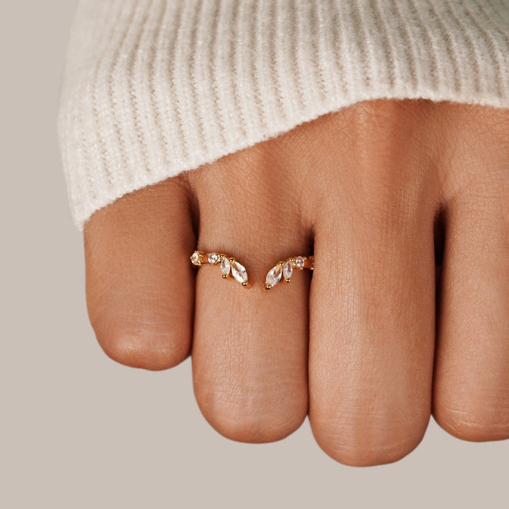 Soft shine gold ring with crystal